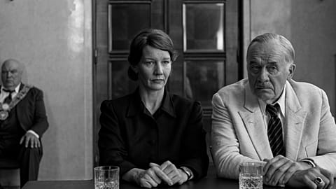 Mubi tarafından yayımlanan bu görüntüde, “Fatherland” filminden bir sahnede Sandra Hüller (solda) ve Hanns Zischler.
