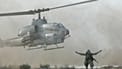 Cobra helikopter száll fel az iraki sivatagban, Kuvait határától északra fekvő bázisról.