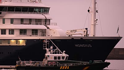 کشتی کروز MV Hondius آلوده به هانتاویروس پس از ورود به بندر گرانادییا در تنریفه جزایر قناری اسپانیا، یکشنبه ۱۰ مه ۲۰۲۶ در حال لنگر دیده می‌شود.