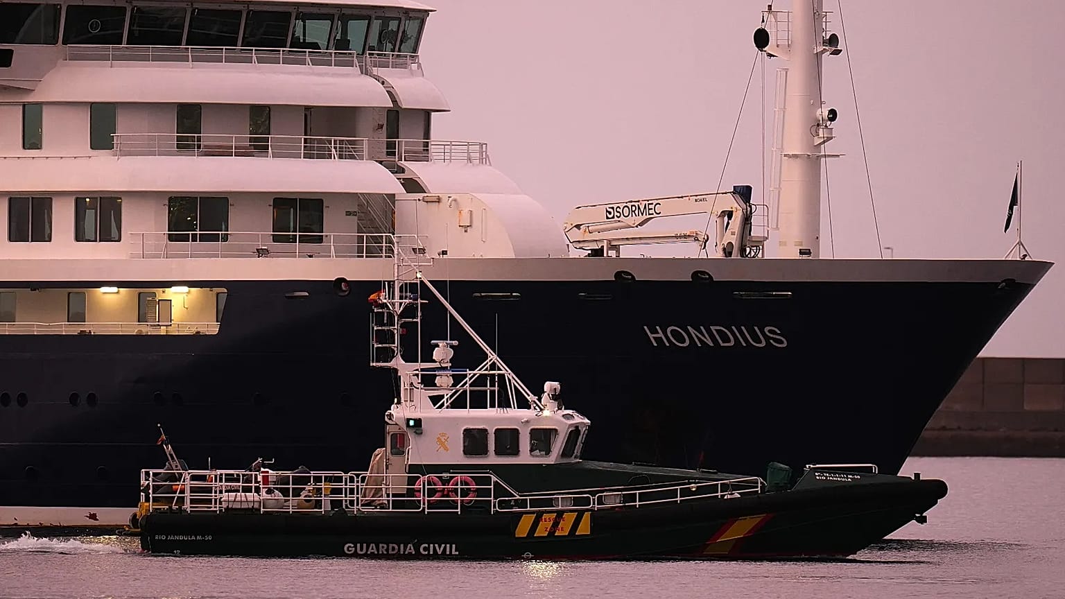 El crucero MV Hondius, afectado por el hantavirus, anclado tras llegar al puerto de Granadilla en Tenerife, Islas Canarias, España, el domingo 10 de mayo de 2026. 