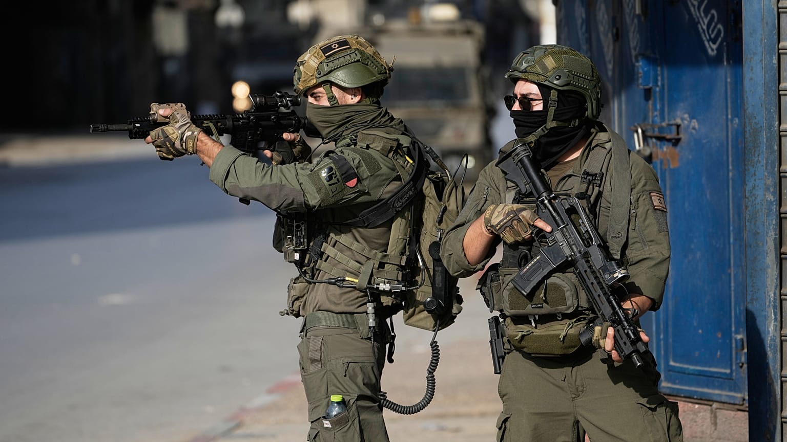 جنديان إسرائيليان خلال مداهمة عسكرية في مدينة نابلس بالضفة الغربية الفلسطينية، الخميس 20 نوفمبر/تشرين الثاني 2025.