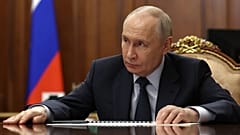 Venerdì 8 maggio 2026, il presidente russo Vladimir Putin presiede in videoconferenza al Cremlino, a Mosca, una riunione con i membri del Consiglio di sicurezza.
