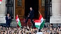 Leendő egészségügyi miniszter Hegedüs Zsolt a Parlament lépcsőjén táncol az újonnan beiktatott miniszterelnök, Magyar Péter mellett