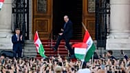 وزير الصحة المرتقب زسولت هيغيدوش يرقص على درج مبنى البرلمان بجوار رئيس الوزراء الجديد بيتر ماغيار