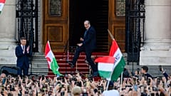Il futuro ministro della Salute Zsolt Hegedus balla sui gradini del Parlamento accanto al neo primo ministro Peter Magyar, appena giurato.