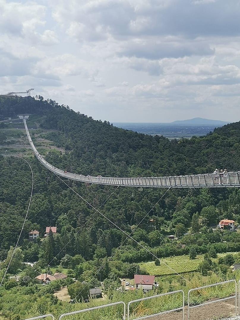 Die Hängebrücke bei Sátoraljaújhely in Ungarn ist Teil der Erlebnisanlage am Zemplén-Gebirge 