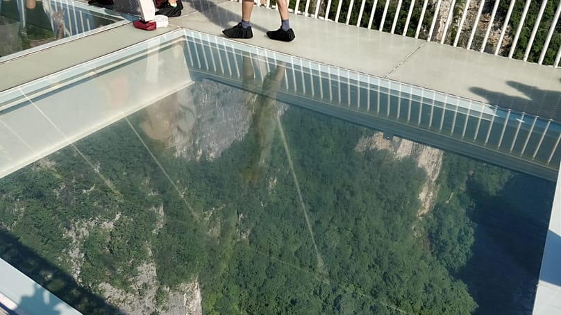 Die Glasbrücke Zhangjiajie ist eine Brücke in der Wulingyuan-Landschaft in Zhangjiajie, China. Sie ist 430 Meter lang und 260 Meter hoch.