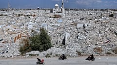 سائقو الدراجات النارية يمرون بالدمار في منطقة القدم على مشارف دمشق بسوريا، الأربعاء 29 أبريل 2026.