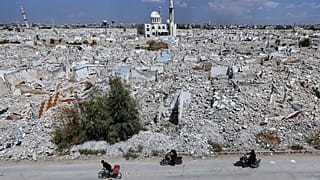 سائقو الدراجات النارية يمرون بالدمار في منطقة القدم على مشارف دمشق بسوريا، الأربعاء 29 أبريل 2026.