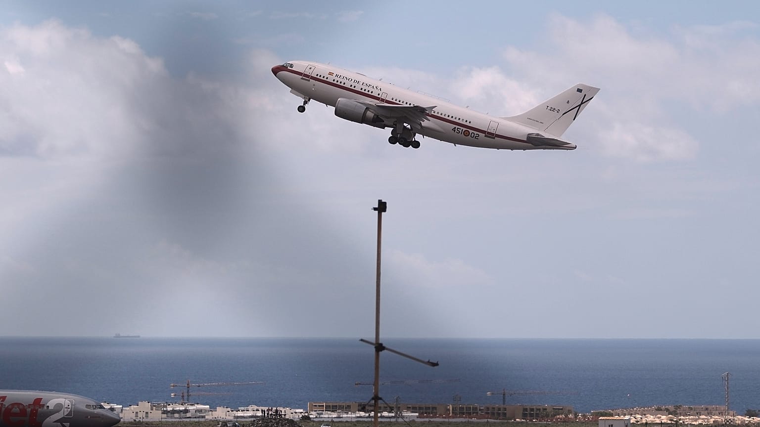 Avión volando hacia Madrid con los españolesque iban a bordo del MV hondius