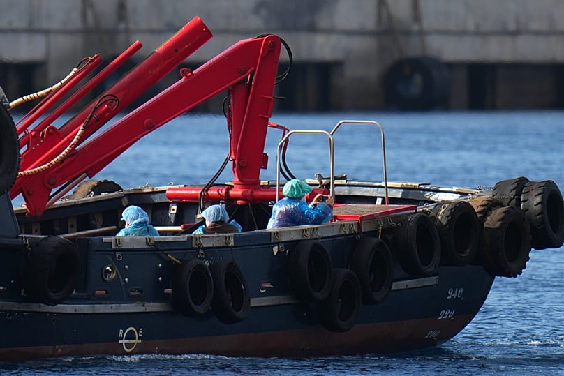 Primer grupo en salir del MV Hondius, domingo 10 de mayo de 2026