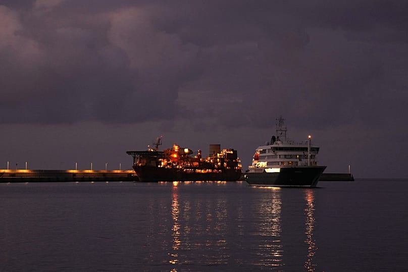 Barco fondea en el puerto de Granadilla de Abona en Tenerife, 6:40 del domingo 10 de mayo de 2026