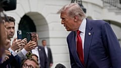 El presidente Donald Trump habla con los periodistas mientras camina para abordar el helicóptero Marine One en el jardín sur de la Casa Blanca, el 8 de mayo de 2026.
