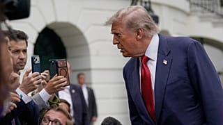 El presidente Donald Trump habla con los periodistas mientras camina para abordar el helicóptero Marine One en el jardín sur de la Casa Blanca, el 8 de mayo de 2026.