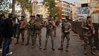جنود من الجيش اللبناني يغلقون الطريق المؤدي إلى مبنى سكني 