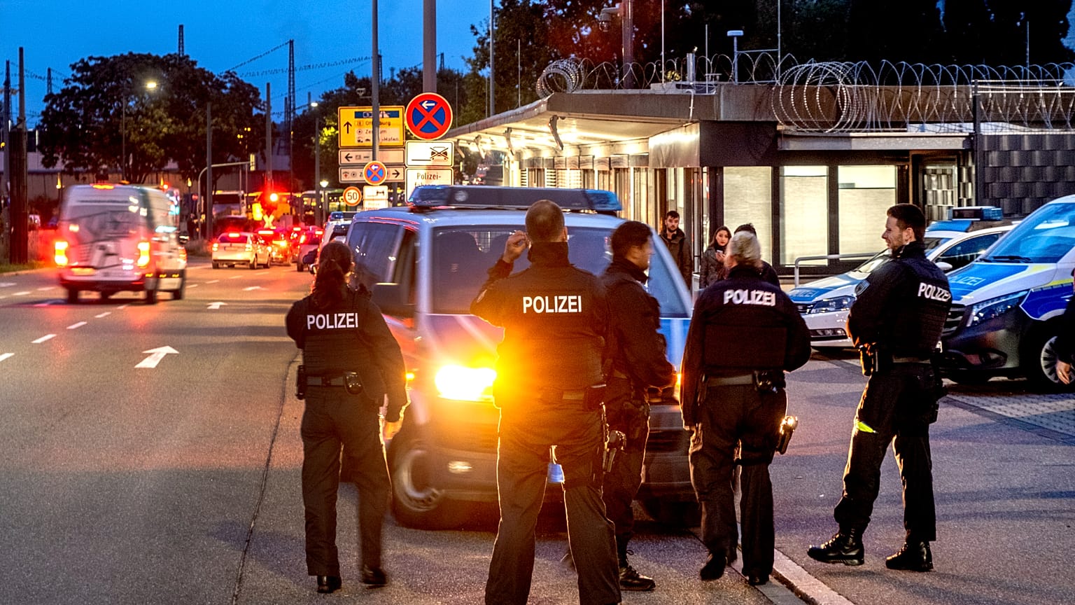 Polizeibeamte stehen am Grenzübergang zwischen Deutschland und Frankreich in Kehl, Deutschland, am Montag, dem 16. September 2024