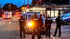 Polizeibeamte stehen am Grenzübergang zwischen Deutschland und Frankreich in Kehl, Deutschland, am Montag, dem 16. September 2024