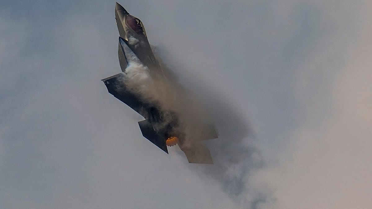 إعلام إيراني: مقاتلة أمريكية من طراز "F-35" أطلقت رمز الطوارئ فوق الخليج