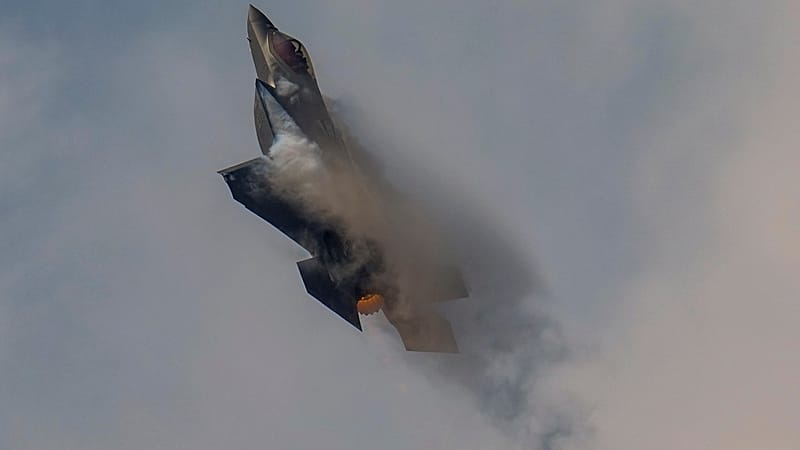 إعلام إيراني: مقاتلة أمريكية من طراز "F-35" أطلقت رمز الطوارئ فوق الخليج 