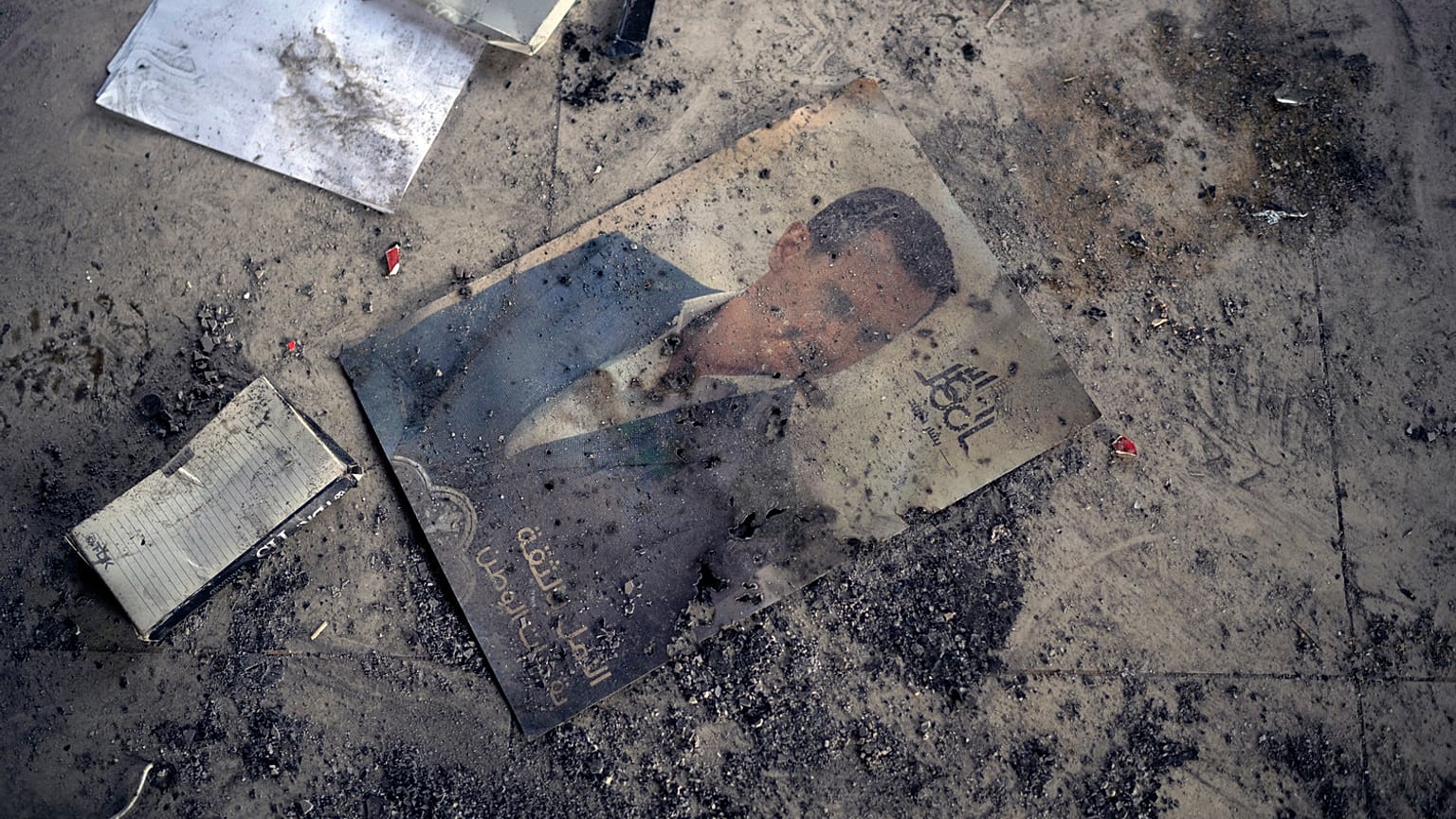 صورة بشار الأسد ملقاة على الأرض