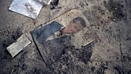 صورة بشار الأسد ملقاة على الأرض