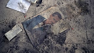 صورة بشار الأسد ملقاة على الأرض