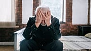  زمان چگونه احساس پشیمانی را تغییر می‌دهد؟