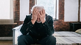  زمان چگونه احساس پشیمانی را تغییر می‌دهد؟