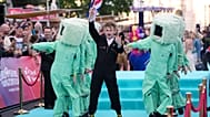 A brit Look Mum No Computer művész a türkizkék szőnyegen sétál az Eurovíziós Dalfesztivál hetének hivatalos kezdetén a bécsi városházán, 2026. május