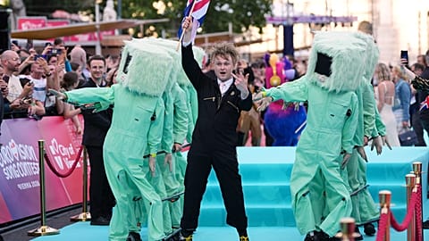 A brit Look Mum No Computer művész a türkizkék szőnyegen sétál az Eurovíziós Dalfesztivál hetének hivatalos kezdetén a bécsi városházán, 2026. május
