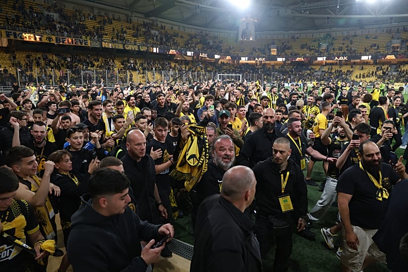Οι φίλαθλοι της ΑΕΚ πανηγυρίζουν την κατάκτηση του πρωταθλήματος μετά το τέλος του αγώνα ΑΕΚ - Παναθηναϊκός