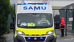 Una ambulancia que transporta a un pasajero del transatlántico MV Hondius, sospechoso de padecer una infección por hantavirus, abandona el aeropuerto de Le Bourget el domingo 10 de mayo de 2026.