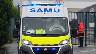 Une ambulance transportant un passager du paquebot MV Hondius, soupçonné d'être atteint d'une infection à hantavirus, quitte l'aéroport du Bourget, le dimanche 10 mai 2026