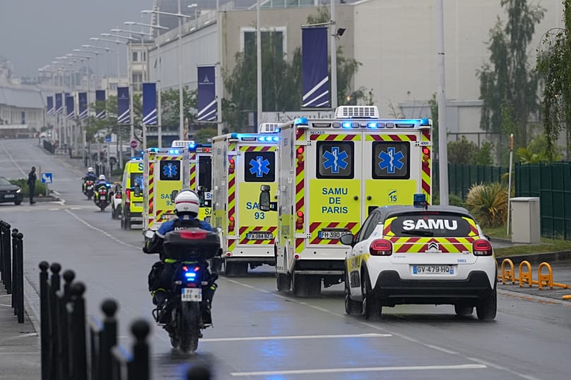 Des ambulances transportant des patients évacués du MV Hondius et soupçonnés d'être atteints d'une infection à hantavirus quittent l'aéroport du Bourget, le 10.05.2026