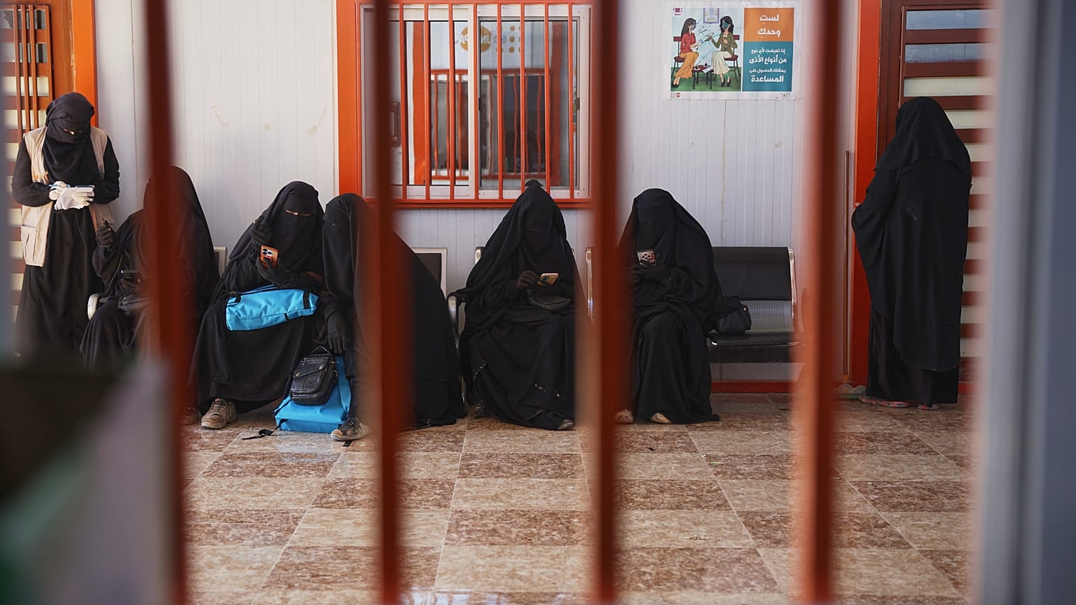 نساء ينتظرن في مركز طبي داخل مخيم الهول، في محافظة الحسكة شمال شرقي سوريا، الأربعاء 4 فبراير/شباط 2026