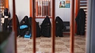 نساء ينتظرن في مركز طبي داخل مخيم الهول، في محافظة الحسكة شمال شرقي سوريا، الأربعاء 4 فبراير/شباط 2026