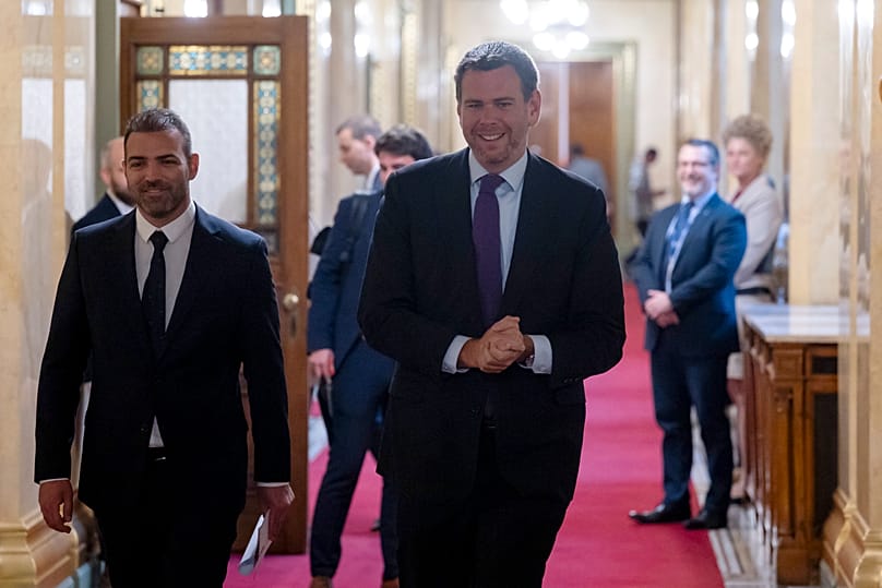 Dávid Vitézy przybywa na przesłuchanie przed nominacją na stanowisko ministra transportu i inwestycji. 