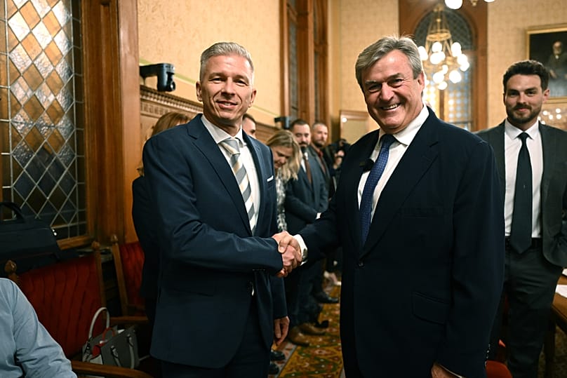 Csőszi Attila, a bizottság Tisza párti elnöke és Kapitány István gazdasági és energetikai miniszterjelölt