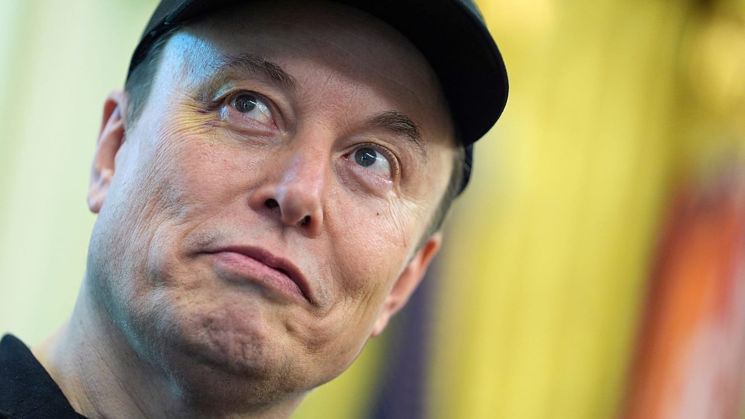 ARŞİV - Elon Musk, ABD Başkanı Donald Trump'ın Beyaz Saray'daki Oval Ofis'te düzenlediği basın toplantısını dinlerken, 30 Mayıs 2025, Washington.