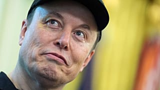 Na zdjęciu archiwalnym Elon Musk słucha, gdy prezydent Donald Trump przemawia podczas konferencji prasowej w Gabinecie Owalnym Białego Domu, 30 maja 2025 roku w Waszyngtonie.