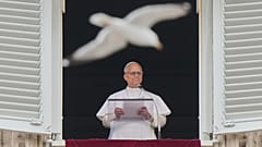 Un gabbiano vola sopra di noi mentre Papa Leone XIV recita il Regina Coeli di mezzogiorno da Piazza San Pietro, Città del Vaticano, 10 maggio 2026.