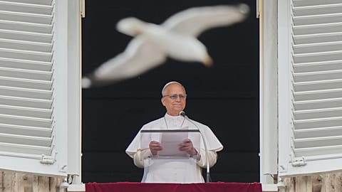 Un gabbiano vola sopra di noi mentre Papa Leone XIV recita il Regina Coeli di mezzogiorno da Piazza San Pietro, Città del Vaticano, 10 maggio 2026.
