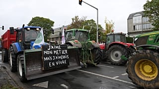Des agriculteurs conduisent leurs tracteurs lors d'un rassemblement contre l'accord commercial UE-Mercosur, lundi 18 novembre 2024 à Beauvais, dans le nord de la France