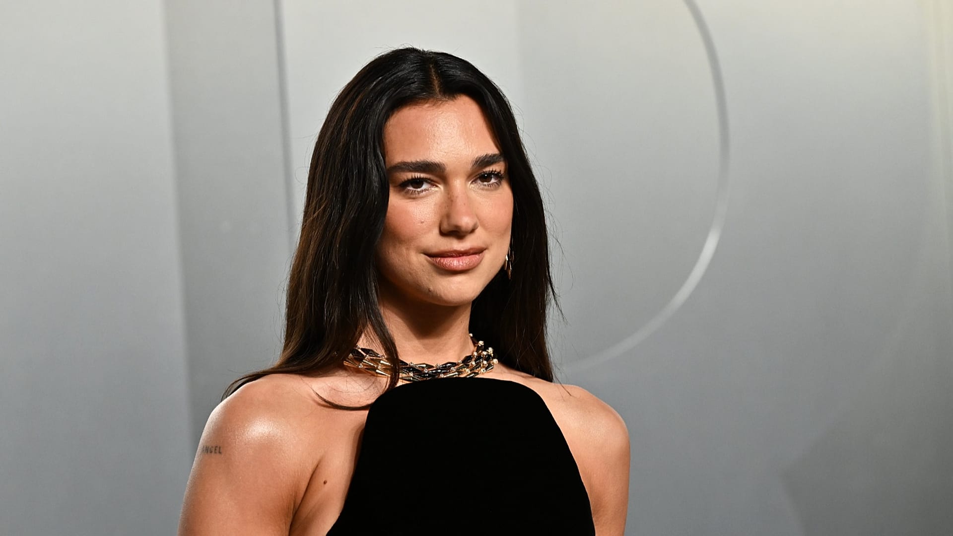 تصل "Dua Lipa" إلى حفل "فانيتي فير" بعد الأوسكار يوم الأحد 15 مارس 2026.