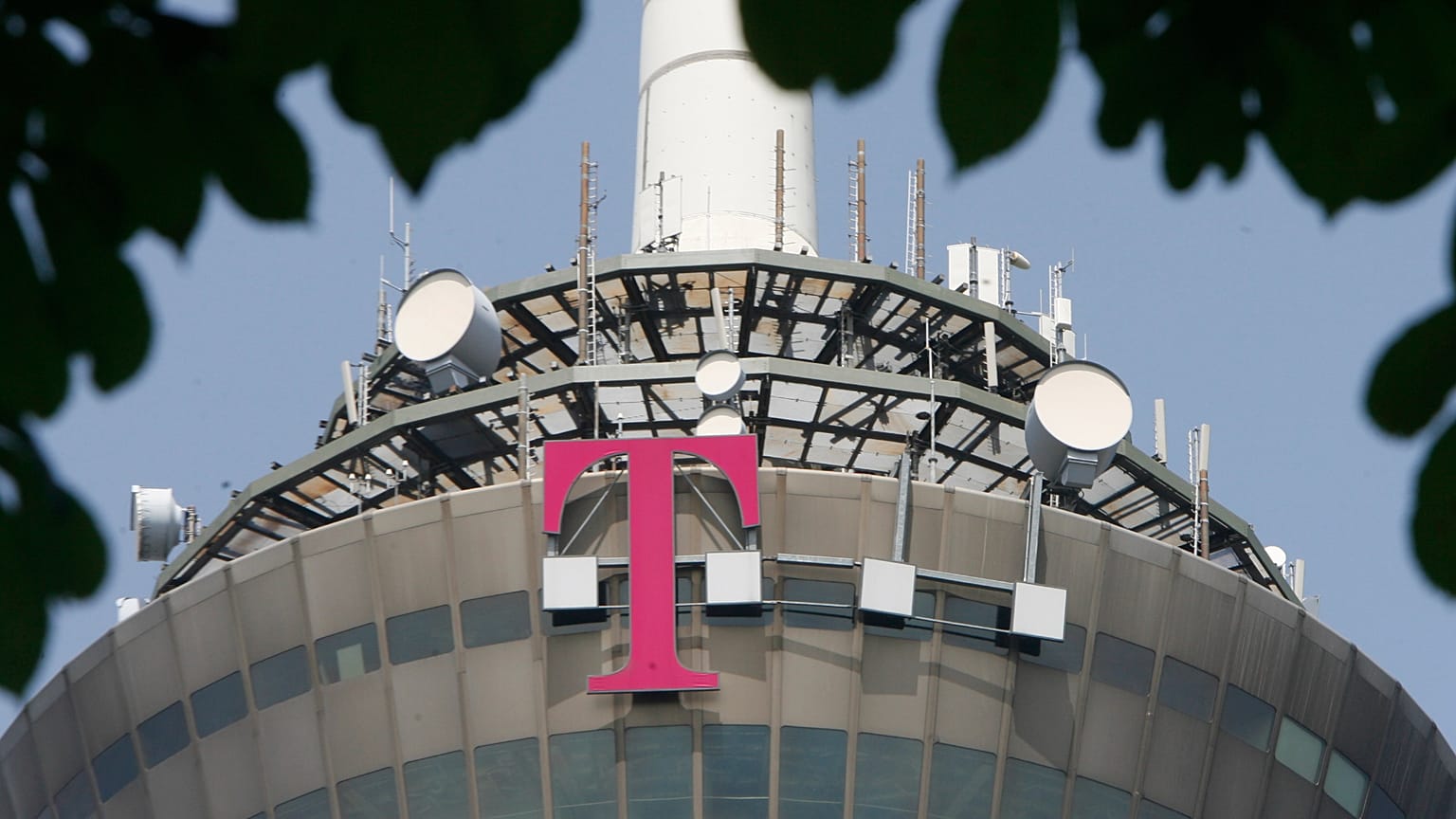 Telekom und Rheinmetall haben große Pläne, um Deutschland verteidigungsfähiger zu machen. 