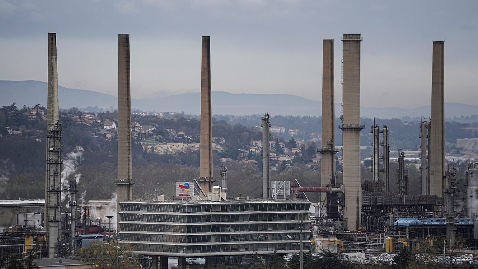 Archivo - La refinería de petróleo Total de Feyzin, a las afueras de Lyon, Francia, el viernes 15 de marzo de 2024.