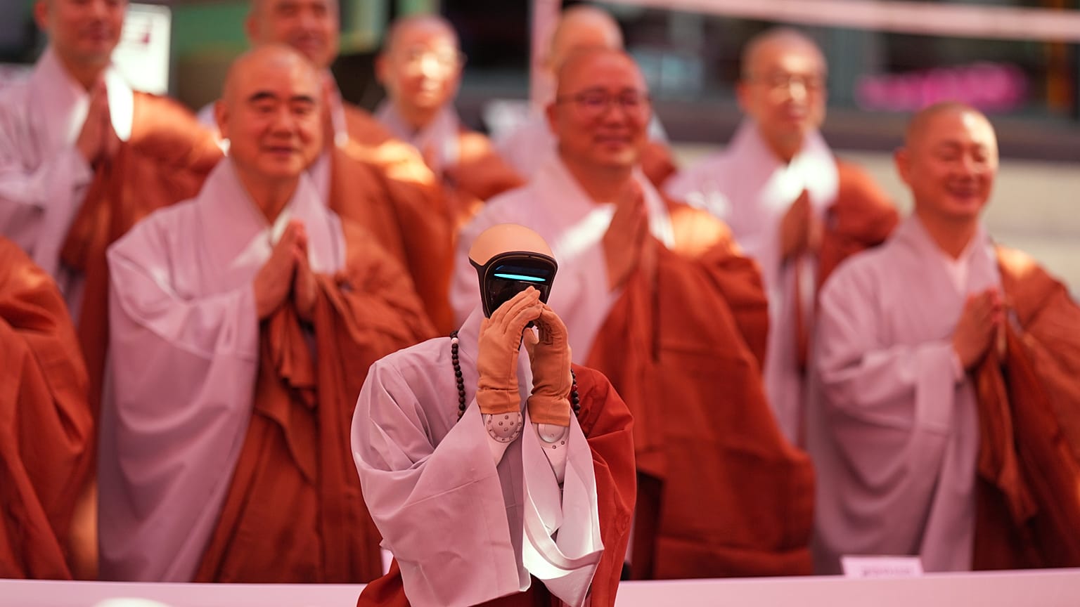 Un robot humanoïde pose avec des moines bouddhistes après une cérémonie d’ordination au temple Jogye à Séoul, avant la fête de Bouddha du 24 mai.