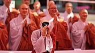 Im Jogye-Tempel in Seoul falten ein humanoider Roboter und buddhistische Mönche nach einer Ordination die Hände fürs Foto vor Buddhas Geburtstag am 24. Mai.
