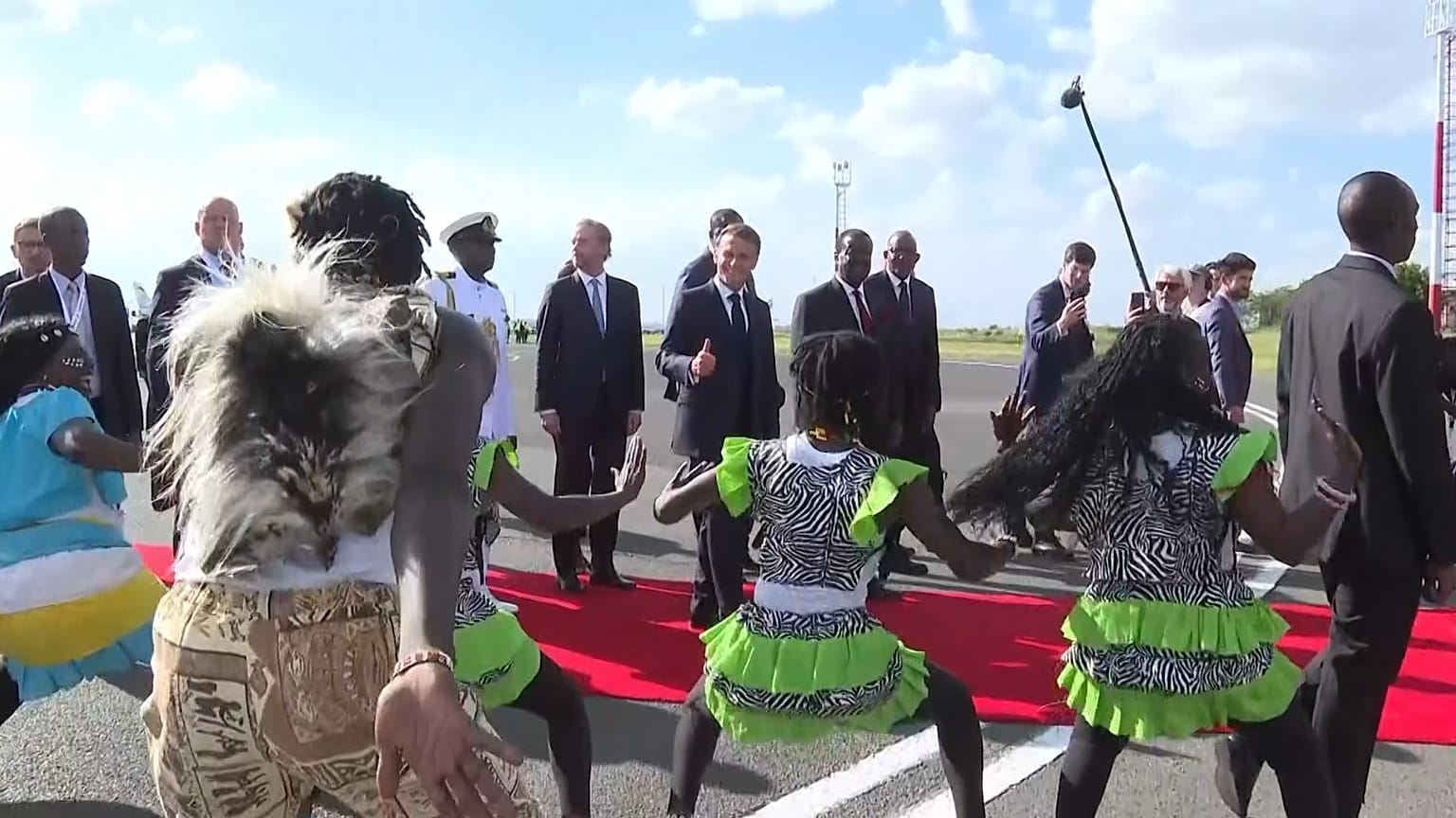 Kenya'ya gelen Cumhurbaşkanı Macron, geleneksel şarkı ve danslarla karşılandı