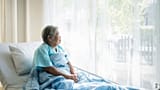 Una mujer permanece en la cama de un hospital y mira hacia la luz del exterior. Tras una infección por hantavirus, muchos siguen con secuelas físicas y mentales duraderas.